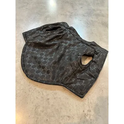 Зимова жилетка для собак GUCCI з дрібним логотипом на спинці, без капюшона, чорна