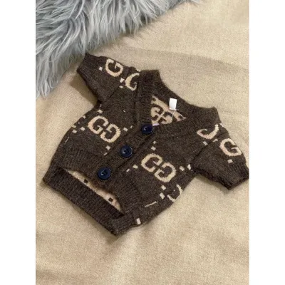 Кофта для собак GUCCI на ґудзиках з бежевими літерами, коричнева
