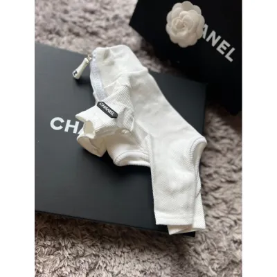 Трикотажний костюм для собак Chanel зі змійкою на грудях, білий