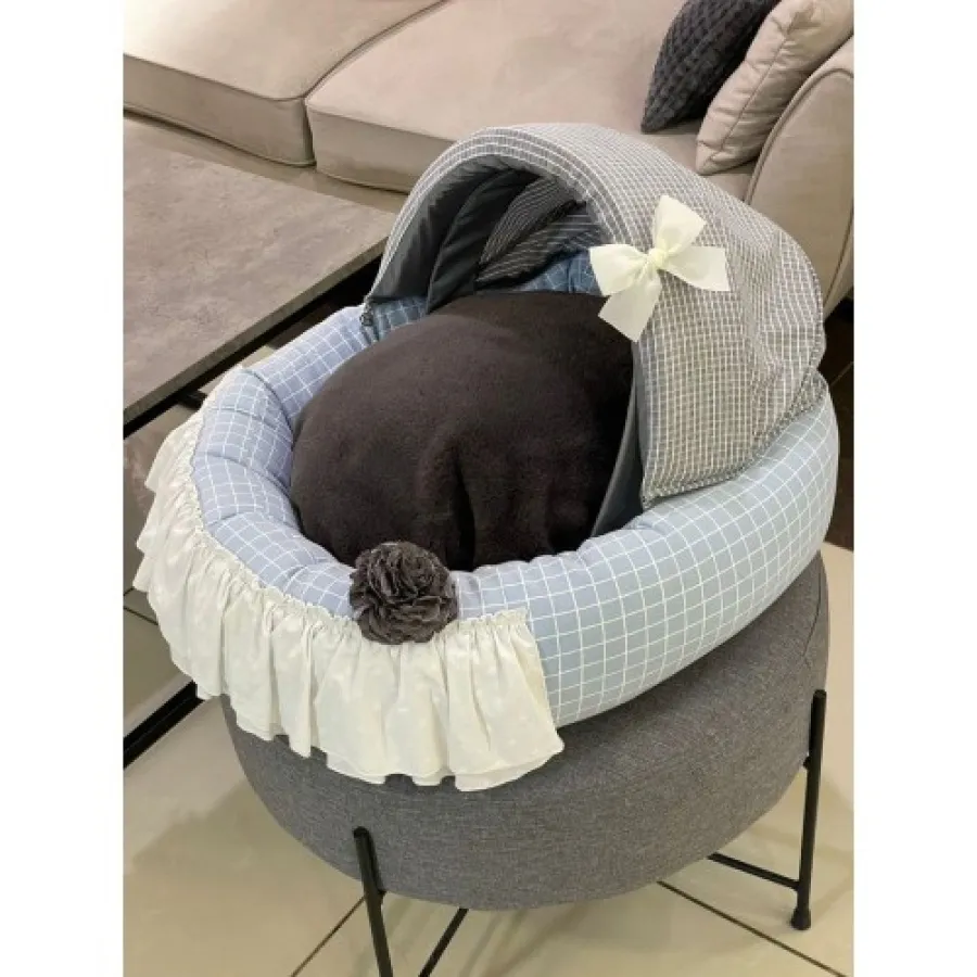 Лежанка-люлька для собак Boris House Baby Cradle з плюшевим матрасом коричнева в блакитну клітинку — фото 1