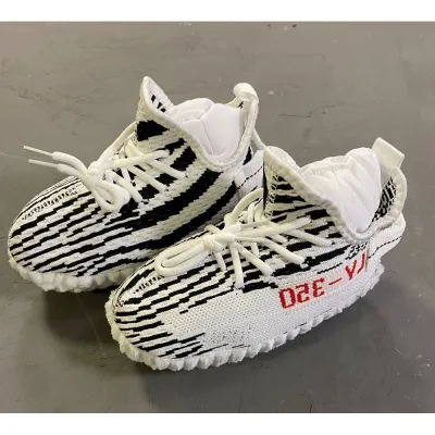 Іграшка для собак Yeezy Boost 350 кросівок зі шнурками з пищалкою, біла