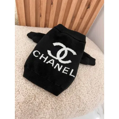 Светр для собак CHANEL з великим білим логотипом бренду, широка горловина, чорний