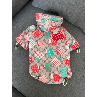 Зимова куртка для собак GUCCI з капюшоном, на блискавці, яблука на малюнку, зі стяжками по краях, коричнева