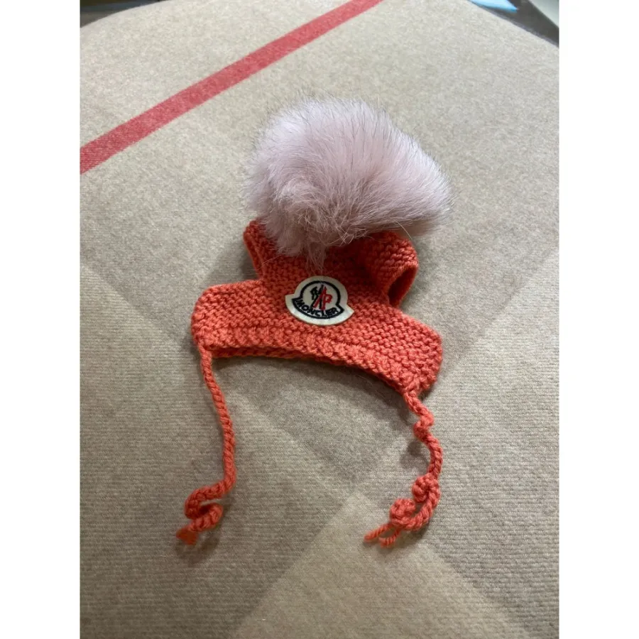 Шапка для собак ручної в'язки MONCLER без підвороту, з натуральним рожевим бубоном, помаранчева — фото 1