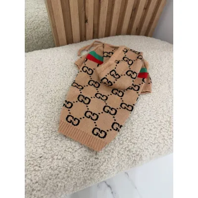 В'язана кофта для собак GUCCI з капюшоном на шнурках, зелено-червона смуга на спинці, бежева