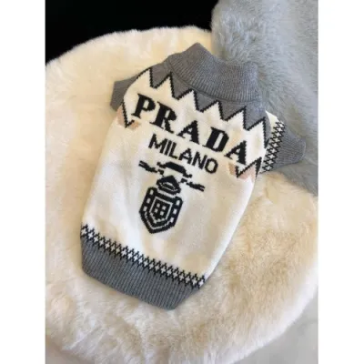 Свитер для собак PRADA с логотипом на спинке, серые края с зигзагами, белый