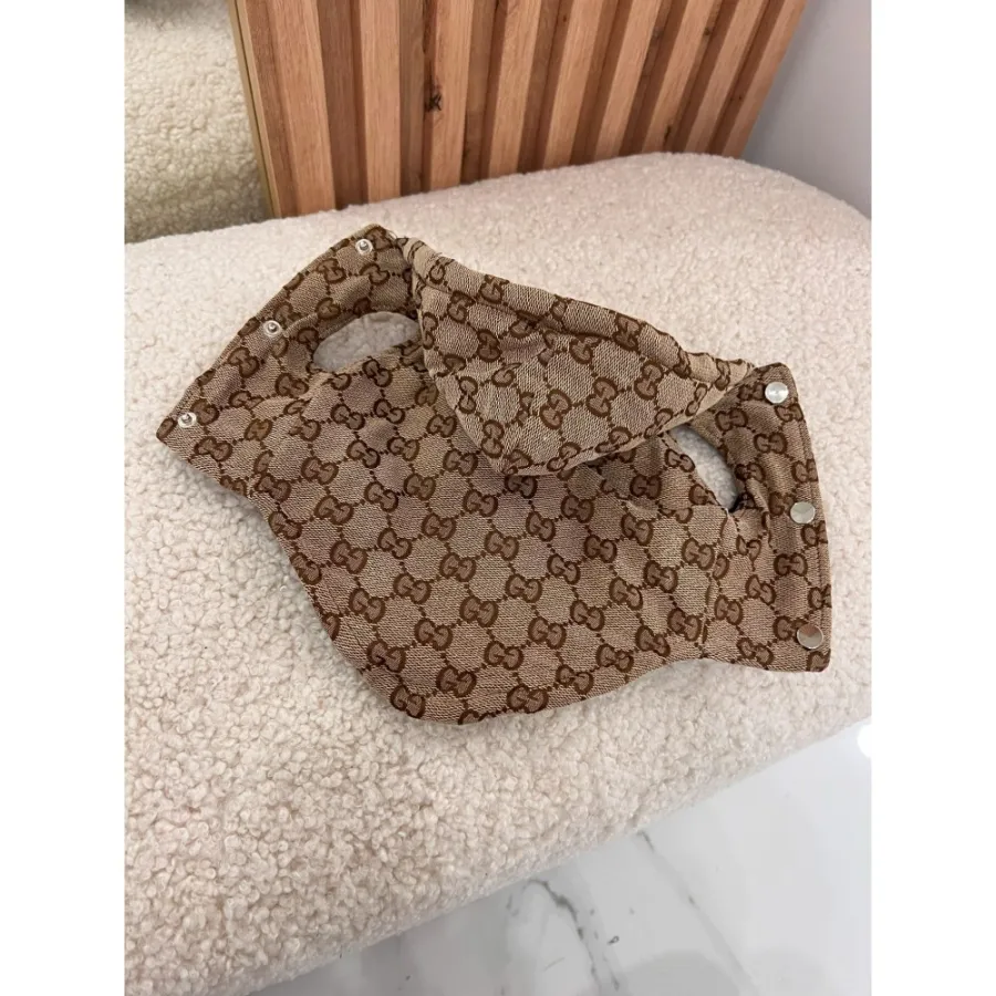 Зимова жилетка для собак GUCCI джинсова зі значками, з капюшоном, на кнопках, бежева — фото 1