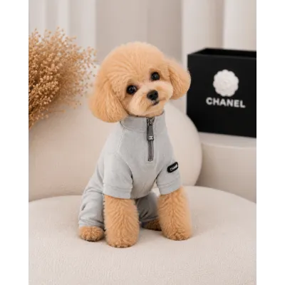 Трикотажний костюм для собак Chanel, зі змійкою на грудях, сірий