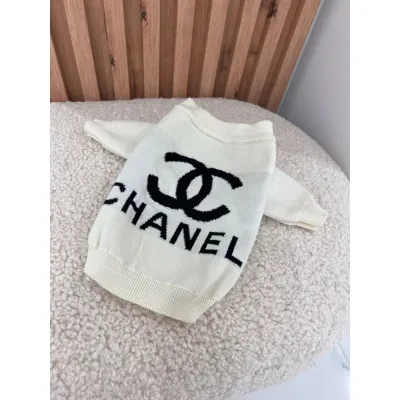 Светр для собак CHANEL з великим чорним логотипом бренду, широка горловина, білий