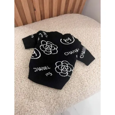 Кофта для собак CHANEL з квітами, на ґудзиках, чорна