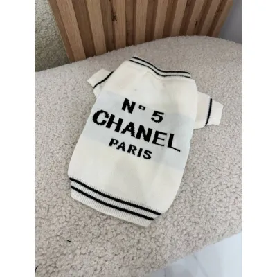Светр для собак CHANEL з чорним логотипом на спині, білий