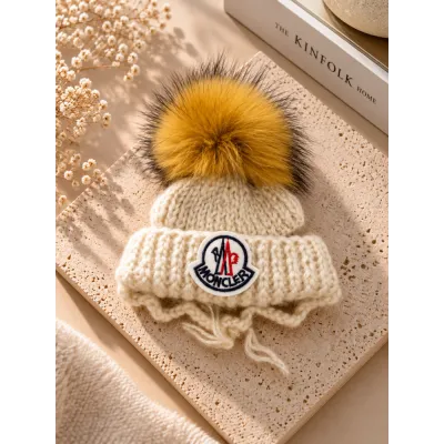 Шапка для собак ручної в'язки MONCLER з відворотом і натуральним рудим бубоном, кремова