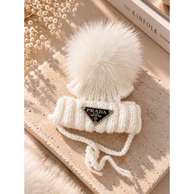 Шапка для собак ручной вязки PRADA с подворотом с натуральным белым бубоном, белая