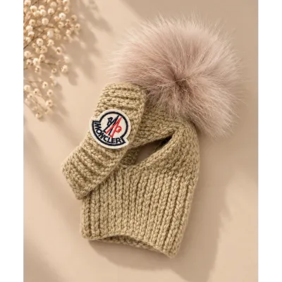 Шапка-труба для собак ручної в'язки MONCLER з натуральним бежевим бубоном, бежева