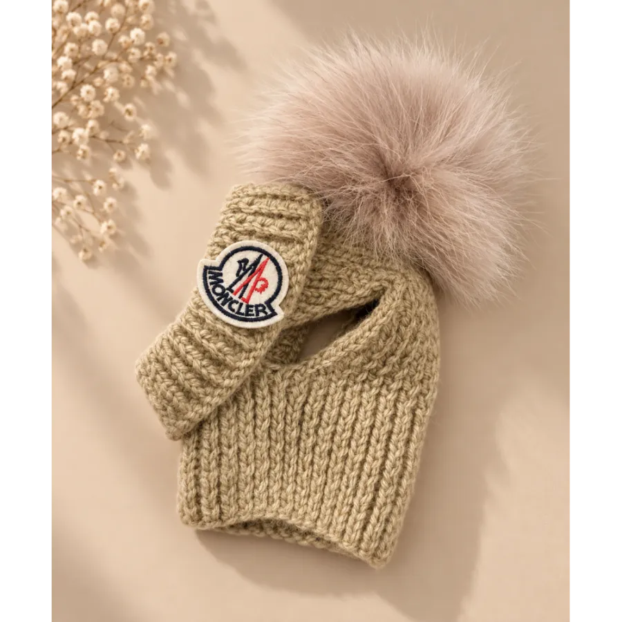 Шапка-труба для собак ручной вязки MONCLER с натуральным бежевым бубоном, бежевая — фото 1