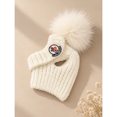Шапка-труба для собак ручної в'язки MONCLER з натуральним білим бубоном, біла