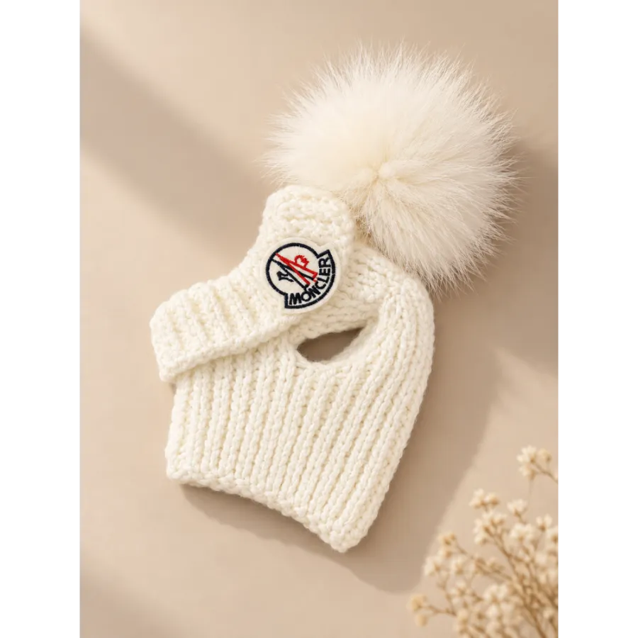 Шапка-труба для собак ручной вязки MONCLER с натуральным белым бубоном, белая — фото 1